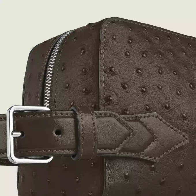 Toalettväska i strutspräglat läder