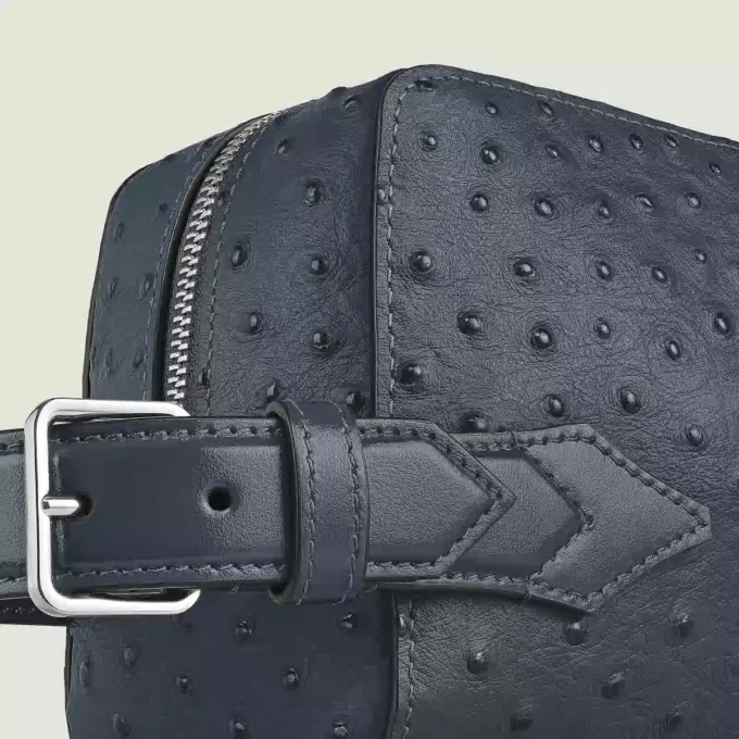 Toalettväska i strutspräglat läder